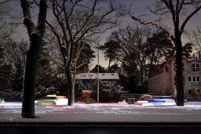 05 January 2026, Berlin: Only the headlights of the vehicles shine in Potsdamer Chaussee, which is completely unlit due to the power cut in south-west Berlin without street lighting and electricity in the houses. Tens of thousands of people in the south-west of the capital have no electricity. Photo: Michael Ukas/dpa