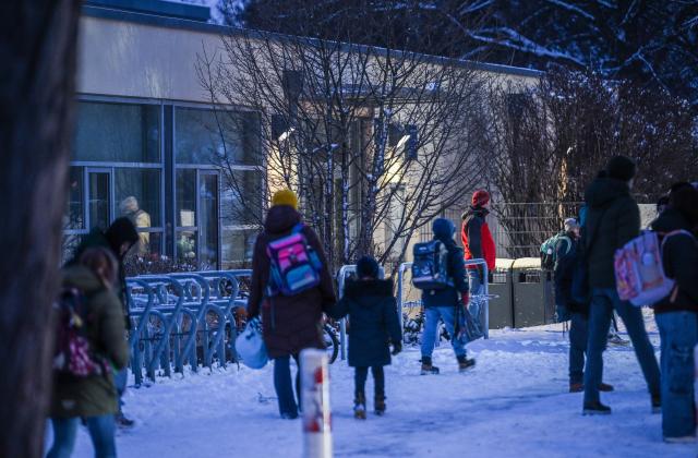 05 January 2026, Berlin: Children are brought to Mühlenau School by their parents. The school has opened for emergency care due to a power cut. Tens of thousands of people in the south-west of the capital have no electricity. Photo: Britta Pedersen/dpa