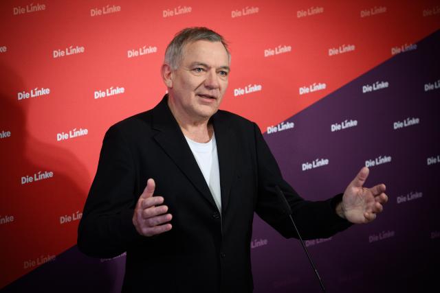 05 January 2026, Berlin: Jan van Aken, Federal Chairman of the Left Party, comments on current issues at a press conference in the Karl Liebknecht House after the party's committee meetings. Photo: Bernd von Jutrczenka/dpa
