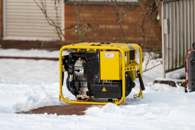 05 January 2026, Berlin: An emergency generator stands in a garden. Tens of thousands of people in the southwest of the capital have no electricity. Photo: Christophe Gateau/dpa
