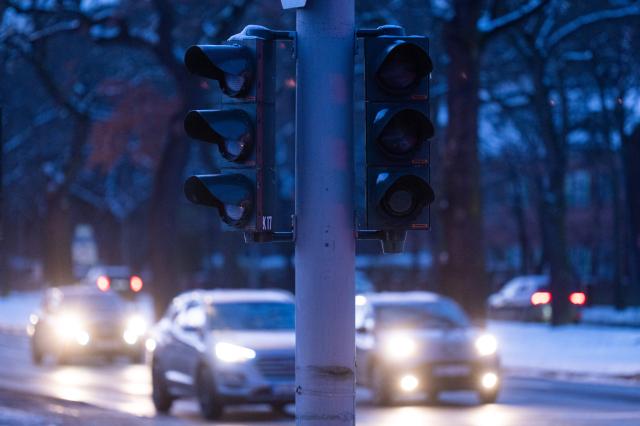 05 January 2026, Berlin: A traffic light at a junction on Potsdamer Chaussee has failed after a power cut. Tens of thousands of people in the south-west of the capital have no electricity. Photo: Christophe Gateau/dpa