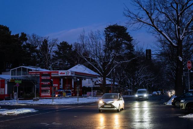 05 January 2026, Berlin: A petrol station at a junction on Potsdamer Chaussee is without power after a power cut. Tens of thousands of people in the south-west of the capital have no electricity. Photo: Christophe Gateau/dpa