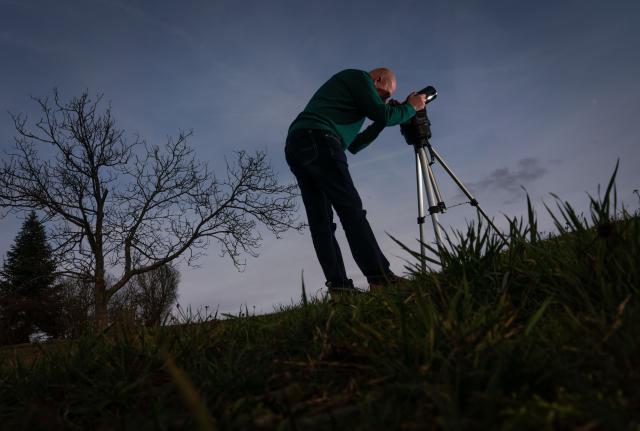 FILED - 16 January 2019, Hesse, Luetzelbach-Breitenbrunn: Hansjuergen Koehler from the Central Research Network for Extraordinary Celestial Phenomena (CENAP) stands with his telescope in a meadow in the Odenwald. The UFO reporting centre CENAP located in western Germany this year recorded more sightings by puzzled citizens than ever before, its director said on Monday. Photo: Frank Rumpenhorst/dpa