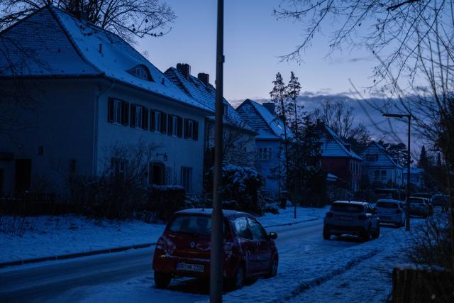 05 January 2026, Berlin: Houses on a street in south-west Berlin are without electricity following a power cut. Tens of thousands of residents in the south-west of the capital remain without power. Photo: Christophe Gateau/dpa