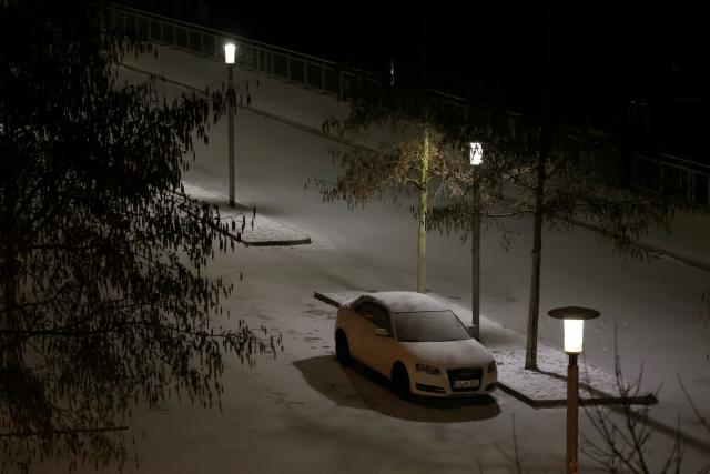 06 January 2026, Bavaria, Wuerzburg: A car sits in a snow-covered parking lot in the early morning. Photo: Karl-Josef Hildenbrand/dpa