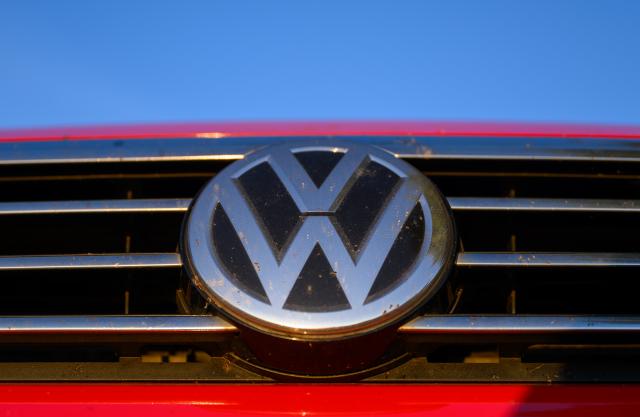 FILED - 03 September 2025, Saxony-Anhalt, Spergau: The sun shines on the Volkswagen logo on a car in Spergau. Photo: Hendrik Schmidt/dpa