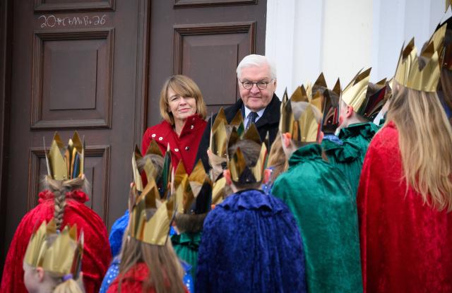 06 January 2026, Berlin: German President Frank-Walter Steinmeier and his wife Elke Buedenbender welcome carol singers from the diocese of Paderborn in front of Bellevue Palace. The children represent all the dedicated girls and boys who collect donations for disadvantaged children all over the world as carol singers at the turn of the year. The motto of this year's carol singing campaign is "School instead of factory - carol singing against child labor". Photo: Bernd von Jutrczenka/dpa