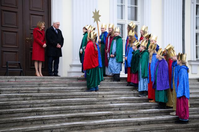 06 January 2026, Berlin: German President Frank-Walter Steinmeier and his wife Elke Buedenbender welcome carol singers from the diocese of Paderborn in front of Bellevue Palace. The children represent all the dedicated girls and boys who collect donations for disadvantaged children all over the world as carol singers at the turn of the year. The motto of this year's carol singing campaign is "School instead of factory - carol singing against child labor". Photo: Bernd von Jutrczenka/dpa