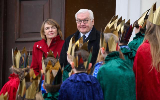 06 January 2026, Berlin: German President Frank-Walter Steinmeier and his wife Elke Buedenbender welcome carol singers from the diocese of Paderborn in front of Bellevue Palace. The children represent all the dedicated girls and boys who collect donations for disadvantaged children all over the world as carol singers at the turn of the year. The motto of this year's carol singing campaign is "School instead of factory - carol singing against child labor". Photo: Bernd von Jutrczenka/dpa