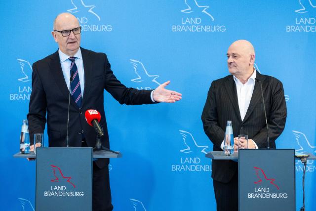 06 January 2026, Brandenburg, Potsdam: Dietmar Woidke (L), Minister President of Brandenburg, and Robert Crumbach, Deputy Minister President who left the BSW and the BSW parliamentary group, stand together in the State Chancellery of Brandenburg during a statement. After just over a year in power, the future of the only SPD/BSW coalition in Germany is being decided in Brandenburg. Photo: Christophe Gateau/dpa