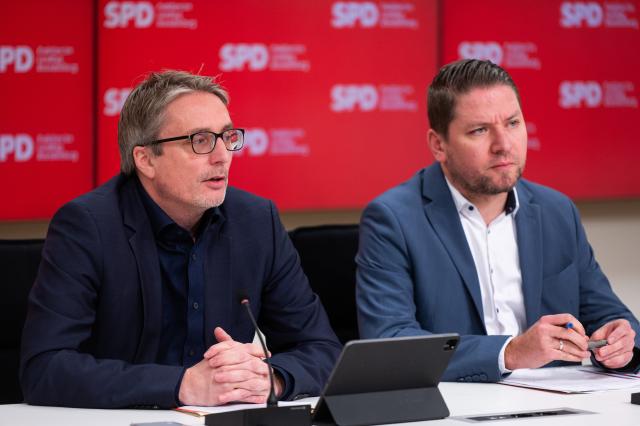 06 January 2026, Brandenburg, Potsdam: Bjorn Luettmann (L), SPD parliamentary group leader in Brandenburg, and Ludwig Scheetz, Parliamentary Secretary of the Brandenburg SPD parliamentary group, speak at a press conference following the collapse of the SPD/BSW coalition in Brandenburg. The SPD/BSW coalition in Brandenburg, the only one of its kind in Germany, has collapsed after more than a year. Photo: Christophe Gateau/dpa