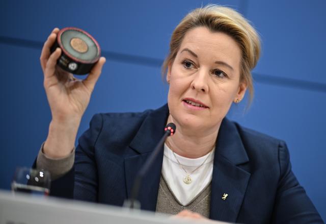 06 January 2026, Berlin: Franziska Giffey, Senator for Economics, Energy and Public Enterprises, shows a cross-section of a power cable at the press briefing on the attack on the Berlin power grid. Photo: Britta Pedersen/dpa
