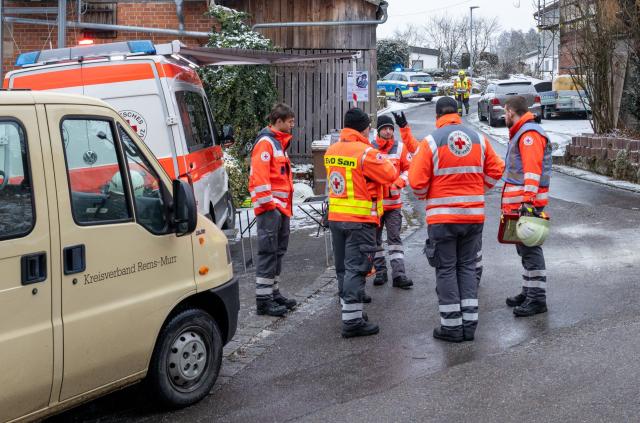 06 January 2026, Baden-Württemberg, Oppenweiler: Emergency services stand near the scene of the accident after a stairwell in a detached house collapsed during a fire and rescue service response to a medical emergency. According to the police, several people were injured Photo: Alexander Wolf/onw-images/dpa