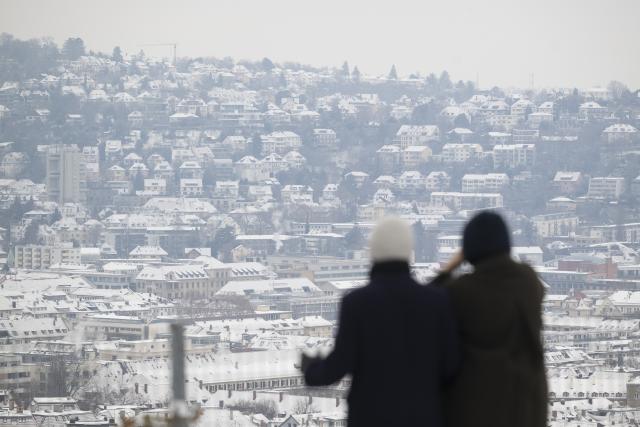 06 January 2026, Baden-Württemberg, Stuttgart: Snow-covered roofs can be seen from a vantage point in Stuttgart. Photo: Marijan Murat/dpa