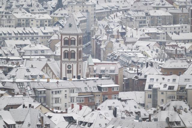 06 January 2026, Baden-Württemberg, Stuttgart: Snow-covered roofs can be seen from a vantage point in Stuttgart. Photo: Marijan Murat/dpa