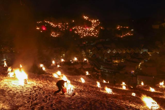 06 January 2026, Bavaria, Pottenstein: Numerous mountain fires are lit on the rocks at the end of the "Eternal Adoration" festival. Photo: Daniel Löb/dpa