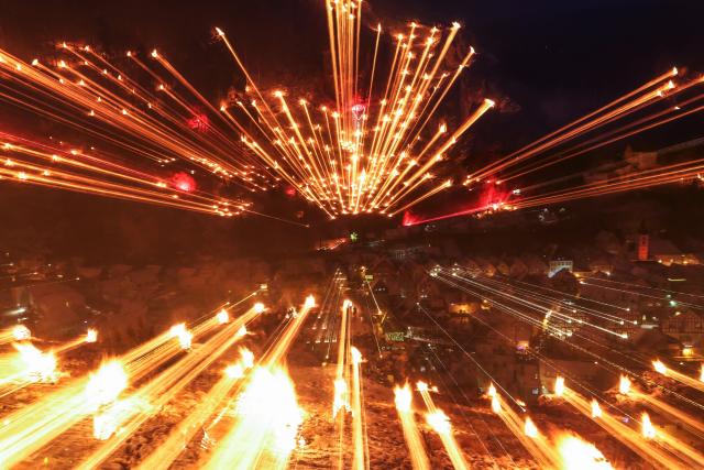 06 January 2026, Bavaria, Pottenstein: Numerous mountain fires are lit on the rocks at the end of the "Eternal Adoration" festival. Photo: Daniel Löb/dpa