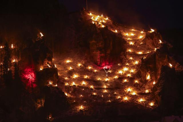 06 January 2026, Bavaria, Pottenstein: Numerous mountain fires are lit on the rocks at the end of the "Eternal Adoration" festival. Photo: Daniel Löb/dpa