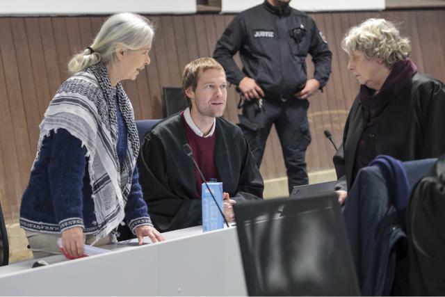 06 January 2026, Lower Saxony, Verden: Defendant Daniela Klette (L) stands in the provisional courtroom of the Verden district court with her lawyers Lukas Theune (2nd L) and Undine Weyers (R). Klette is accused of attempted murder and several robberies, which she is alleged to have committed together with accomplices. Photo: Focke Strangmann/dpa