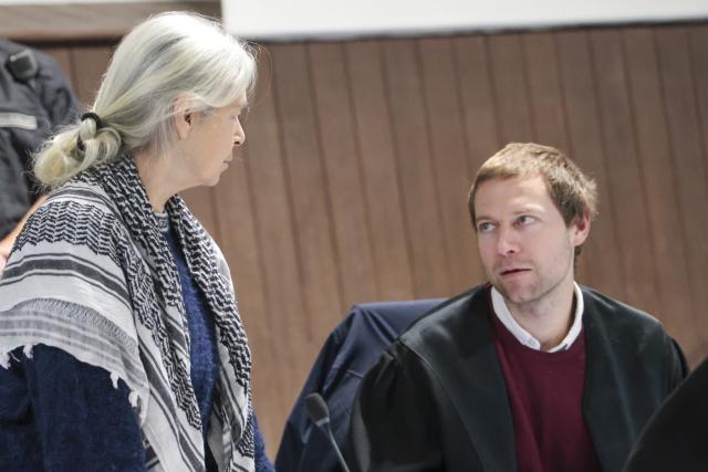 06 January 2026, Lower Saxony, Verden: Defendant Daniela Klette (L) speaks with her lawyer Lukas Theune in the provisional courtroom of the Verden district court. Klette is accused of attempted murder and several robberies, which she is alleged to have committed together with accomplices. Photo: Focke Strangmann/dpa