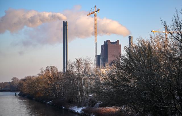 07 January 2026, Berlin: The Lichterfelde combined heat and power plant on the Teltow Canal. The south-west of Berlin is suffering from a power cut, which is due to be rectified soon. Photo: Britta Pedersen/dpa