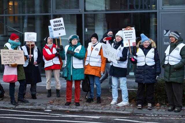 01 July 2026, Bavaria, Würzburg: Protest by "Omas gegen rechts" in Ottostraße near the Würzburg district court, where the trial against AfD member of parliament Daniel Halemba is taking place. Halemba is facing charges including incitement of the people. Photo: Daniel Löb/dpa