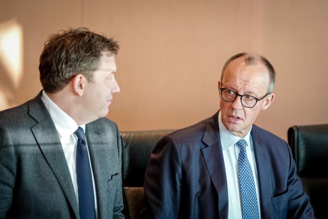 07 January 2026, Berlin: Lars Klingbeil(L), German Minister of Finance, Vice-Chancellor and SPD Federal Chairman, and German Chancellor Friedrich Merz take part in the meeting of the German Cabinet in the german Chancellery. Photo: Kay Nietfeld/dpa