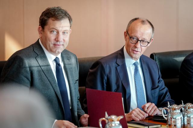 07 January 2026, Berlin: Lars Klingbeil(L), German Minister of Finance, Vice-Chancellor and SPD Federal Chairman, and German Chancellor Friedrich Merz take part in the meeting of the German Cabinet in the german Chancellery. Photo: Kay Nietfeld/dpa