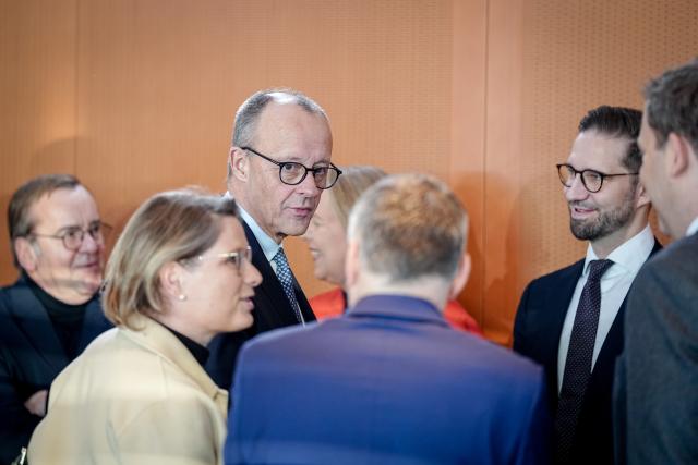 07 January 2026, Berlin: German Chancellor Friedrich Merz (C-L) takes part in the meeting of the Federal Cabinet in the Federal Chancellery. Photo: Kay Nietfeld/dpa