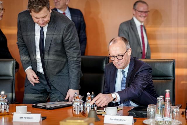 07 January 2026, Berlin: Lars Klingbeil (L), German Minister of Finance, Vice-Chancellor and SPD Federal Chairman, and Federal Chancellor Friedrich Merz take part in the meeting of the Federal Cabinet in the Federal Chancellery. Photo: Kay Nietfeld/dpa