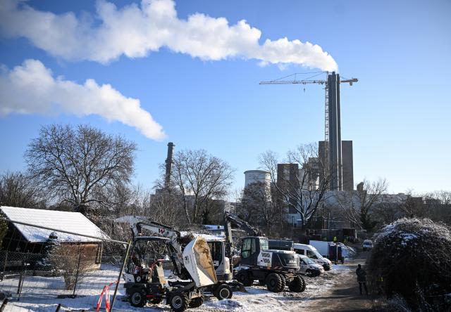 07 January 2026, Berlin: View of the Lichterfelde combined heat and power plant on the Teltow Canal. Four days after the major power outage in south-west Berlin, all affected households are now to be supplied with power again. Photo: Britta Pedersen/dpa