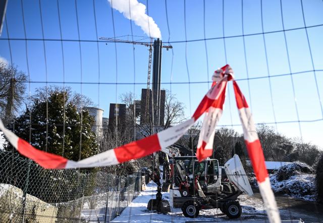 07 January 2026, Berlin: Construction work at the Lichterfelde combined heat and power plant on the Teltow Canal. Over the past five days, the south-west of Berlin has been affected by a power cut. Today, all households are to be gradually reconnected to the power grid. Photo: Britta Pedersen/dpa