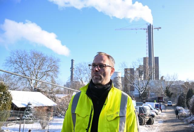 07 January 2026, Berlin: Henrik Beuster, spokesman for Stromnetz Berlin, stands in front of the Lichterfelde power station on the Teltow Canal. Electricity is flowing again in south-west Berlin after a suspected attack completely paralyzed the supply in the area for days. Photo: Britta Pedersen/dpa