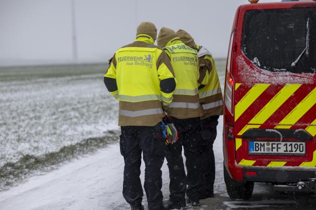 07 January 2026, North Rhine-Westphalia, Düren: Firefighters look at the transmitted image of a drone in the immediate vicinity of a damaged wind turbine on a dirt road. One of the wind turbine's blades has broken off. The wind turbine is therefore in danger of tipping over. The A44 between the Jackerath interchange and the Holz interchange in the west of North Rhine-Westphalia had to be closed due to the damaged wind turbine. Photo: Thomas Banneyer/dpa