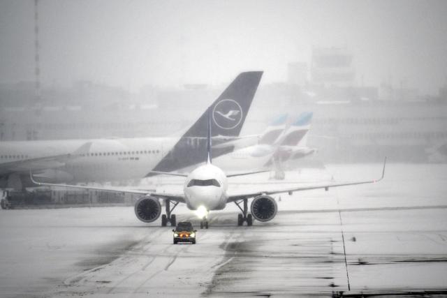 07 January 2026, North Rhine-Westphalia, Duesseldorf: An airplane taxis through the snow for take-off. New snow is on the way in North Rhine-Westphalia. According to the forecast of the German Weather Service (DWD), snowfall is expected to move across the country from west to east today. Photo: Federico Gambarini/dpa