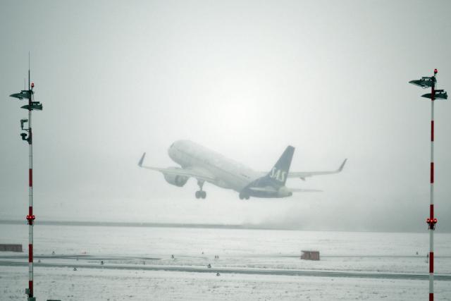 07 January 2026, North Rhine-Westphalia, Duesseldorf: An airplane takes off at the airport during a snowfall. New snow is on the way in North Rhine-Westphalia. According to the forecast of the German Weather Service (DWD), snowfall is expected to move across the country from west to east today. Photo: Federico Gambarini/dpa