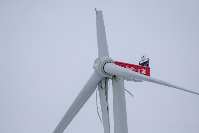 07 January 2026, North Rhine-Westphalia, Düren: A blade of a wind turbine has broken off. As a result, the wind turbine is in danger of tipping over. The A44 between the Jackerath interchange and the Holz interchange in the west of North Rhine-Westphalia had to be closed due to the damaged wind turbine. Photo: Thomas Banneyer/dpa