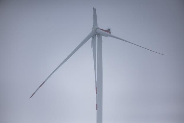 07 January 2026, North Rhine-Westphalia, Düren: A blade of a wind turbine has broken off. As a result, the wind turbine is in danger of tipping over. The A44 between the Jackerath interchange and the Holz interchange in the west of North Rhine-Westphalia had to be closed due to the damaged wind turbine. Photo: Thomas Banneyer/dpa
