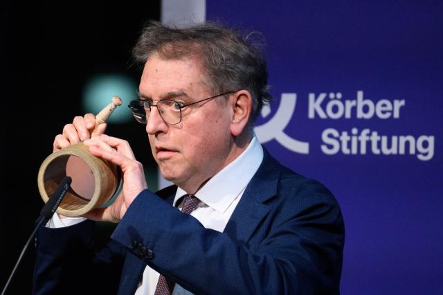 07 January 2026, Berlin: President of the Academy of Arts Manos Tsangaris makes noise during his welcome speech at the Koerber Foundation symposium entitled "Democracy as a Mission" on the occasion of Federal President Steinmeier's 70th birthday at the Academy of Arts on Pariser Platz. Photo: Bernd von Jutrczenka/dpa