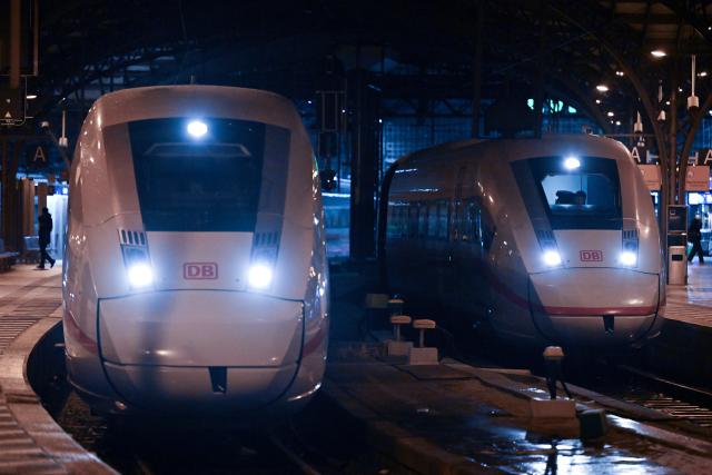 08 January 2026, North Rhine-Westphalia, Cologne: ICE trains are ready to depart from the station. Winter conditions are causing restrictions in rail traffic. Photo: Federico Gambarini/dpa