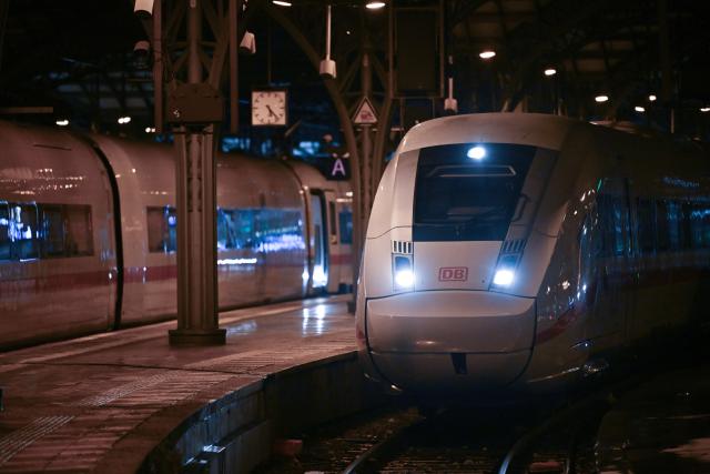 08 January 2026, North Rhine-Westphalia, Cologne: ICE trains are ready to depart from the station. Winter conditions are causing restrictions in rail traffic. Photo: Federico Gambarini/dpa