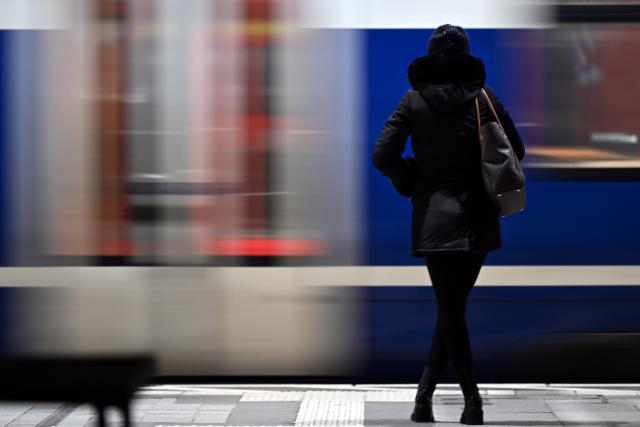 08 January 2026, North Rhine-Westphalia, Cologne: A passenger waits for the train at the station. Winter conditions are causing restrictions in rail traffic. Photo: Federico Gambarini/dpa
