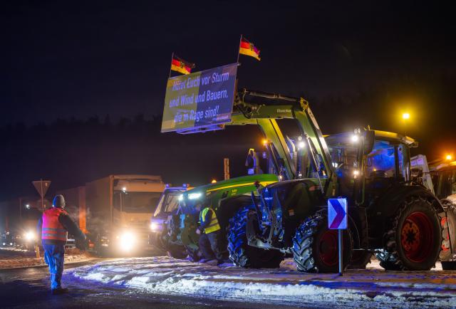 08 January 2026, Brandenburg, Kremmen: Tractors line the ramp to the A24 motorway in Gallin as farmers protest potential disadvantages of the EU-Mercosur free trade agreement. Farmers from Mecklenburg-Western Pomerania have taken to the streets to voice their concerns. Photo: Soeren Stache/dpa