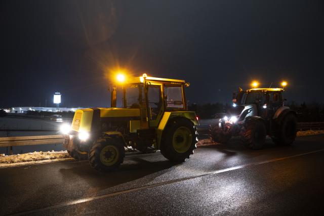 08 January 2026, Brandenburg, Kremmen: Tractors line the ramp to the A24 motorway in Gallin as farmers protest potential disadvantages of the EU-Mercosur free trade agreement. Farmers from Mecklenburg-Western Pomerania have taken to the streets to voice their concerns. Photo: Philip Dulian/dpa