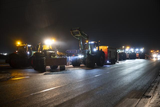 08 January 2026, Brandenburg, Kremmen: Tractors line the ramp to the A24 motorway in Gallin as farmers protest potential disadvantages of the EU-Mercosur free trade agreement. Farmers from Mecklenburg-Western Pomerania have taken to the streets to voice their concerns. Photo: Philip Dulian/dpa