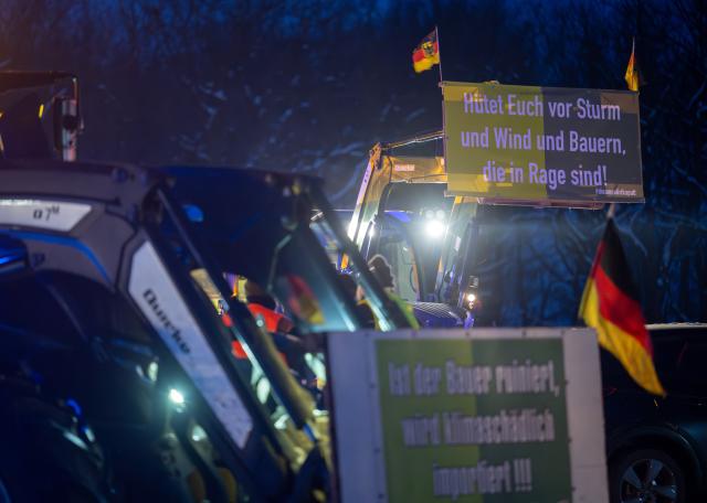 08 January 2026, Brandenburg, Kremmen: Tractors line the ramp to the A24 motorway in Gallin as farmers protest potential disadvantages of the EU-Mercosur free trade agreement. Farmers from Mecklenburg-Western Pomerania have taken to the streets to voice their concerns. Photo: Soeren Stache/dpa