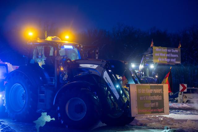 08 January 2026, Brandenburg, Kremmen: Tractors line the ramp to the A24 motorway in Gallin as farmers protest potential disadvantages of the EU-Mercosur free trade agreement. Farmers from Mecklenburg-Western Pomerania have taken to the streets to voice their concerns. Photo: Soeren Stache/dpa