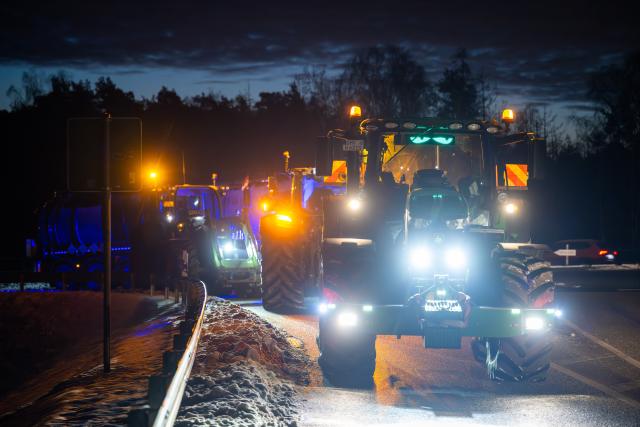 08 January 2026, Brandenburg, Kremmen: Tractors line the ramp to the A24 motorway in Gallin as farmers protest potential disadvantages of the EU-Mercosur free trade agreement. Farmers from Mecklenburg-Western Pomerania have taken to the streets to voice their concerns. Photo: Soeren Stache/dpa