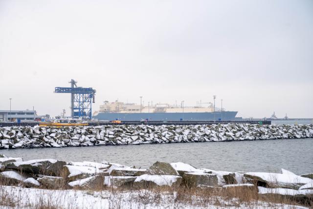 FILED - 06 January 2026, Mecklenburg-Western Pomerania, Mukran: The LNG tanker "Seapeak Magellan" transfers liquefied natural gas to the regasification vessel (Floating Storage and Regasification Unit, FSRU) "Neptune" in the port of Mukran. Photo: Stefan Sauer/dpa