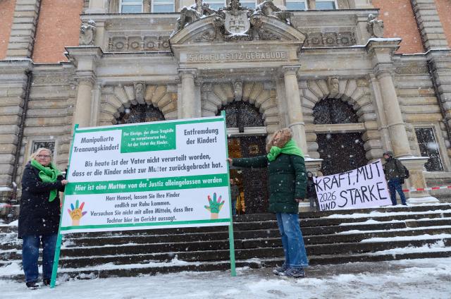 08 January 2026, Hamburg: Supporters stand with banners in front of the criminal justice building during the trial against C. Block for the alleged abduction of two children taken from Denmark to Germany on New Year's Eve 2023/24. Photo: Georg Wendt/dpa